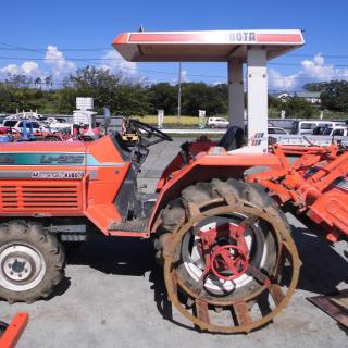 トラクタークボタL1-205 4駆 20馬力 屋根付き 現状渡し