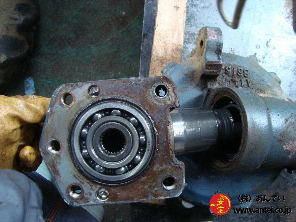 ９	車軸フランジよりベベルギヤケースを抜く