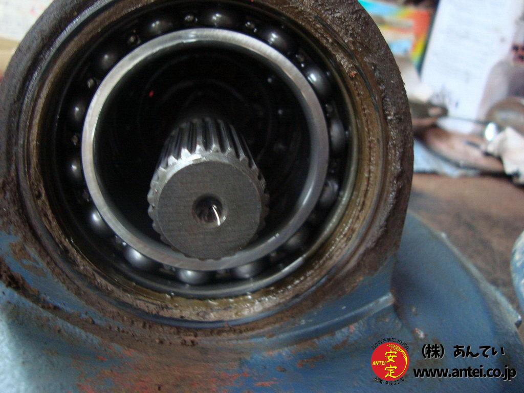 １０	ベベルギヤー軸上部より