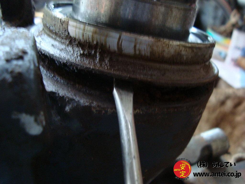 １２	ベベルギヤケースのオイル漏れの原因　オイルシールを外す