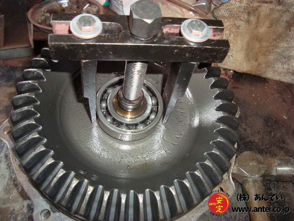 １６	車軸フランジ内の40ベベルギヤーを外す