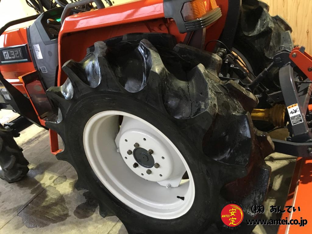 フロントローダー付きクボタトラクターGL321 33馬力。 ⚙ 中古