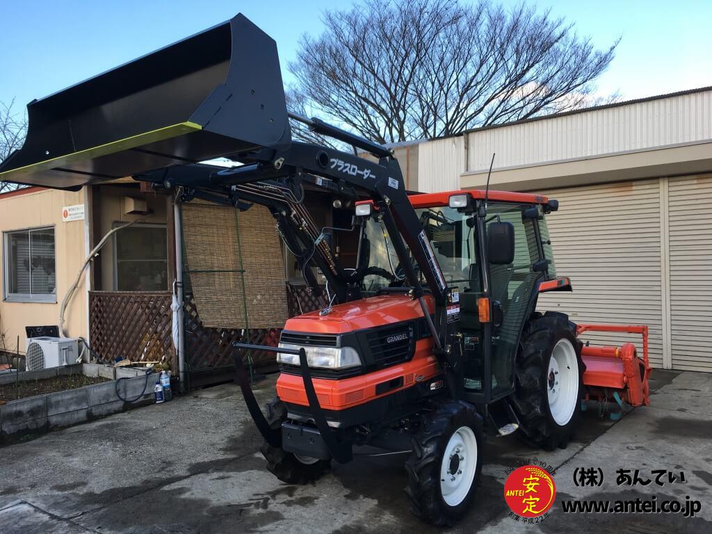 27馬力フロントローダー付きクボタトラクターGL261です