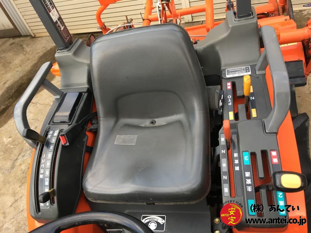 20馬力クボタトラクターGB200フロントローダー付き。 ⚙ 中古