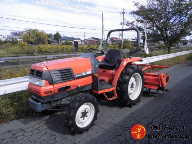 トラクタークボタGL300 4駆 30馬力 安全フレーム付き