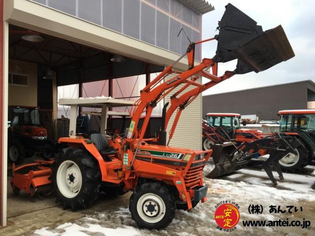 クボタトラクターL1-26  26馬力フロントローダー付き