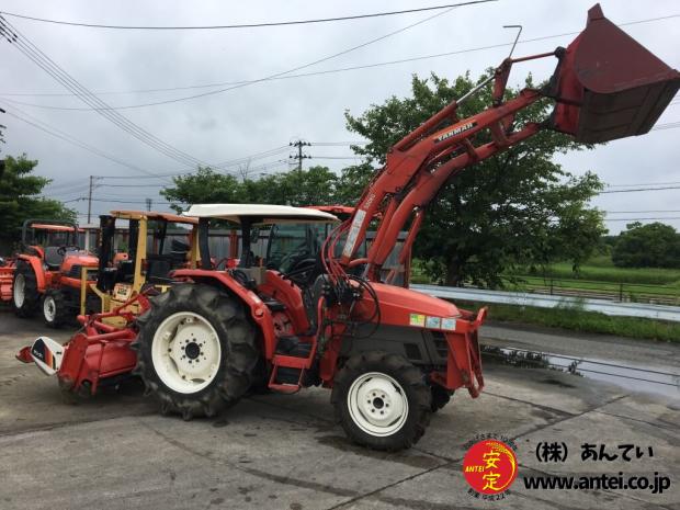 まだバンバン３３馬力ヤンマトラクターAF33フロントローダー付き。