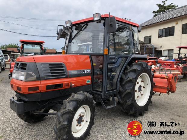 クボタトラクターGL300QエアコンキャビンロータリーRL8Gです。
